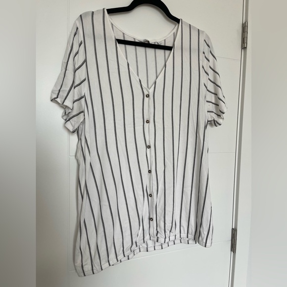 Black and white pinstripe top - Picture 1 of 4